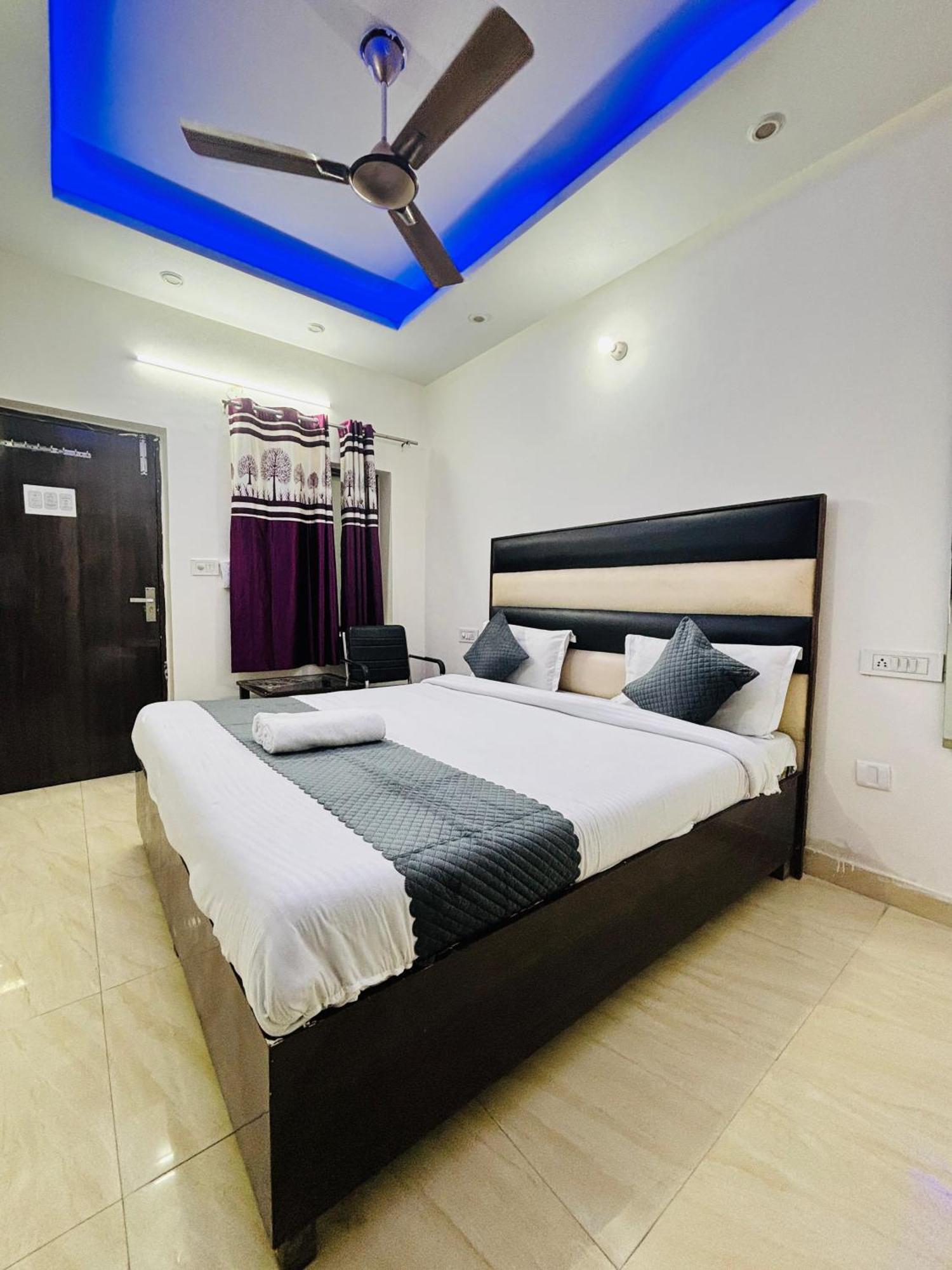 Hotel Kb Square Near Chandigarh Railway Station Habitación foto