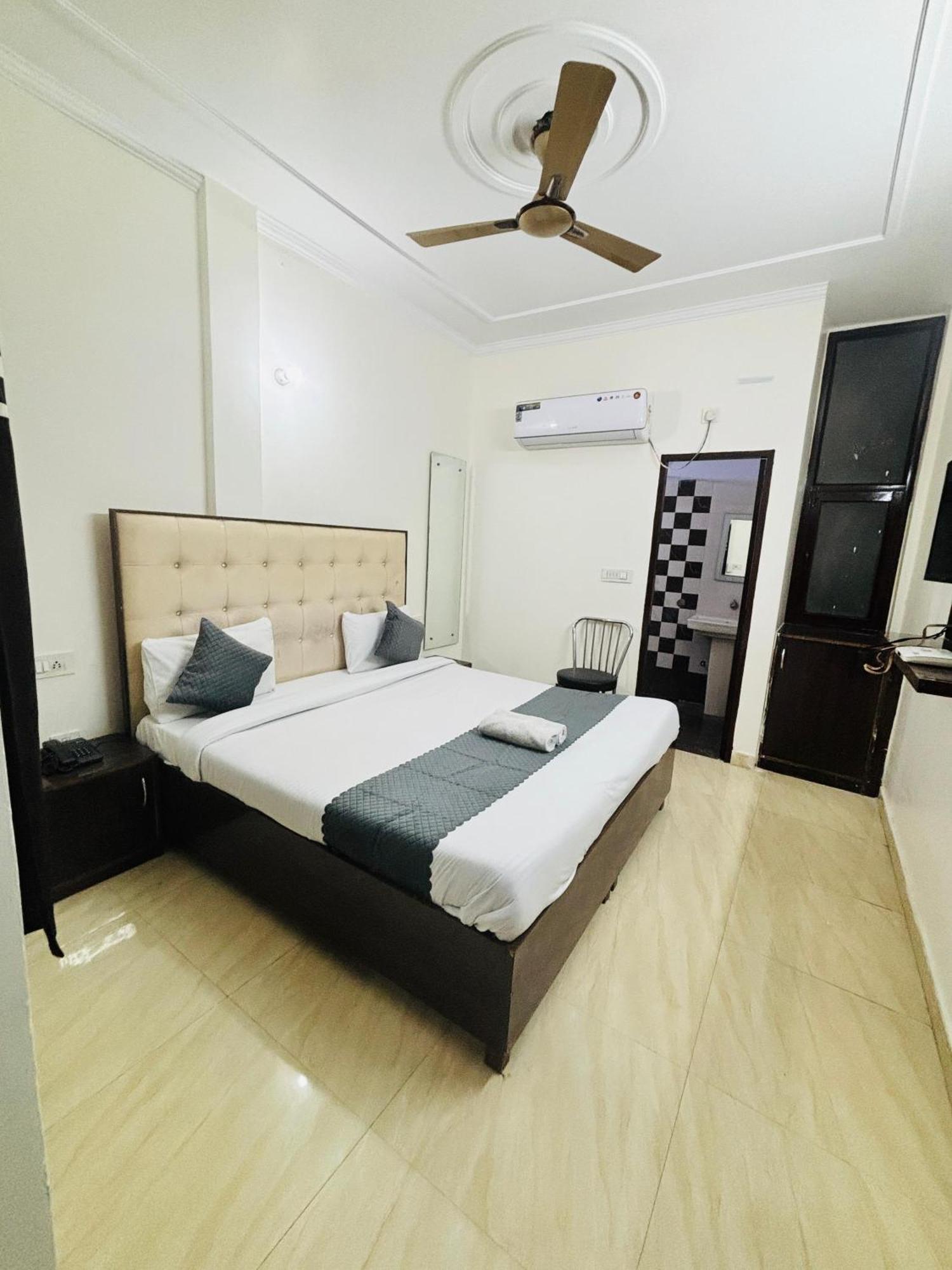 Hotel Kb Square Near Chandigarh Railway Station Habitación foto