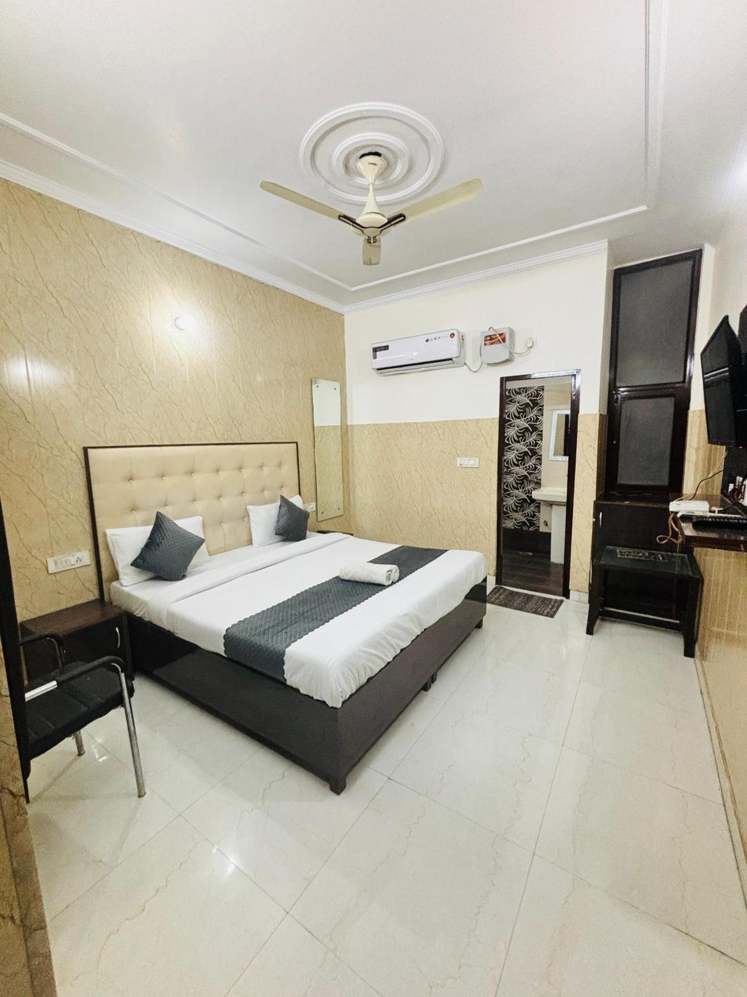 Hotel Kb Square Near Chandigarh Railway Station Habitación foto