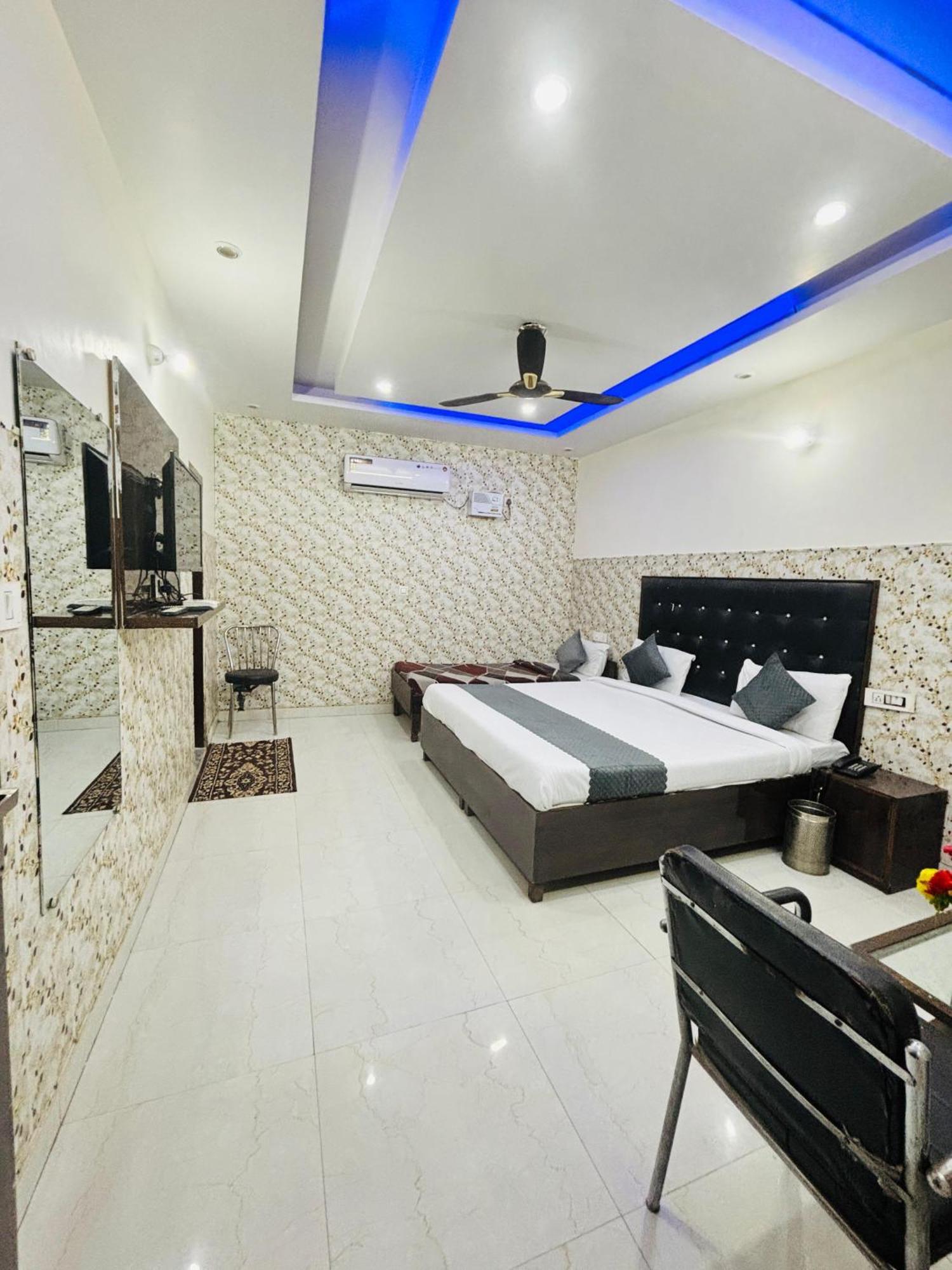 Hotel Kb Square Near Chandigarh Railway Station Habitación foto